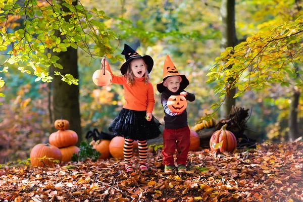 Crianças com abóboras no Halloween — Fotografia de Stock