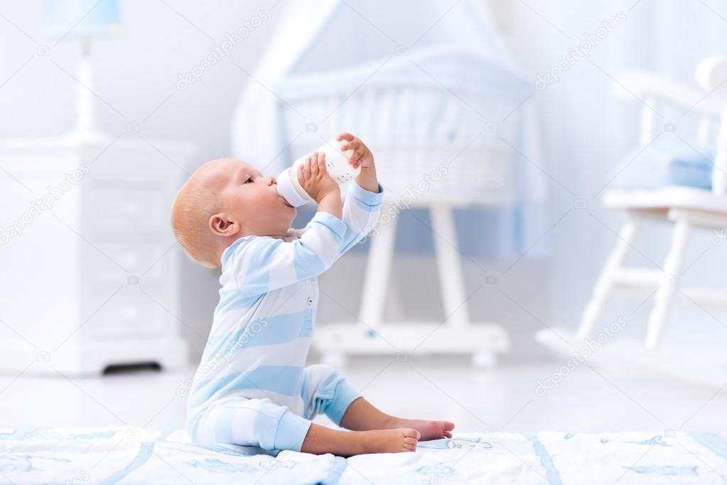 Bebe Garcon Buvant Du Lait Dans Une Pepiniere Ensoleillee Image Libre De Droit Par Famveldman C Bebe Garcon Buvant Du Lait Dans Une Pepiniere Ensoleillee Image Libre De Droit Par Famveldman C