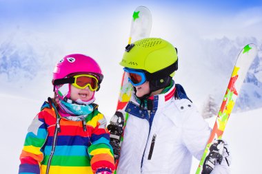 Dağlarda Kayak çocuklar