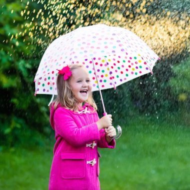Yağmurda şemsiyeli küçük kız