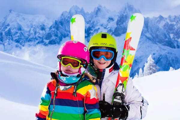 Barn skidor i bergen — Stockfoto