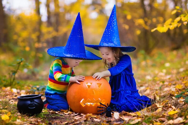 Dzieci z dyni na Halloween — Zdjęcie stockowe