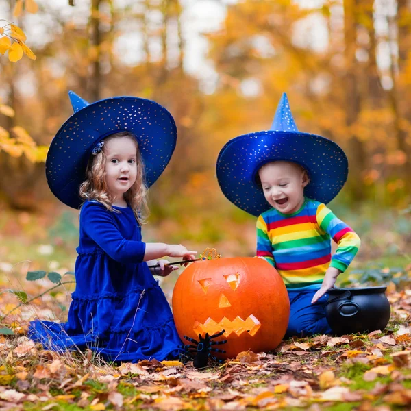 Niños con calabazas en Halloween — Foto de Stock