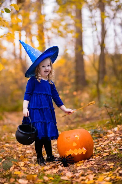Маленькая девочка на Хэллоуин трюк или удовольствие — стоковое фото