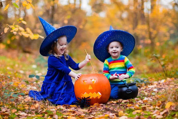 Niños con calabazas en Halloween — Foto de Stock