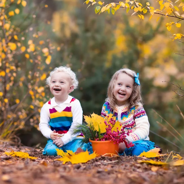 Bambini che giocano nel parco autunnale — Foto Stock