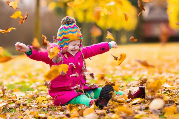 Petite fille jouant dans le parc d'automne — Photo