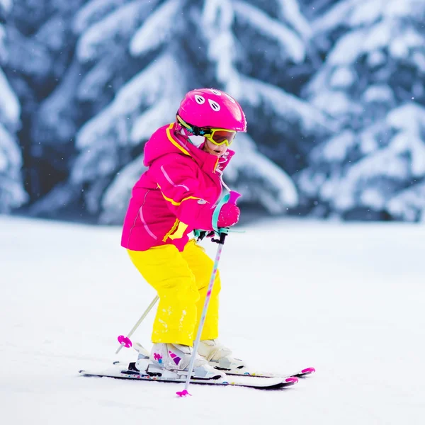 Petite fille ski dans les montagnes — Photo