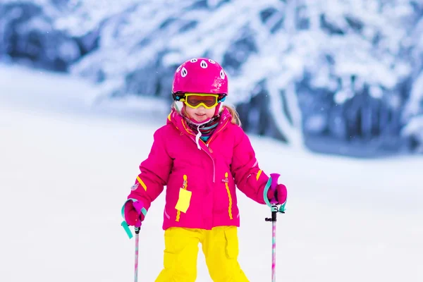 Menina esqui nas montanhas — Fotografia de Stock