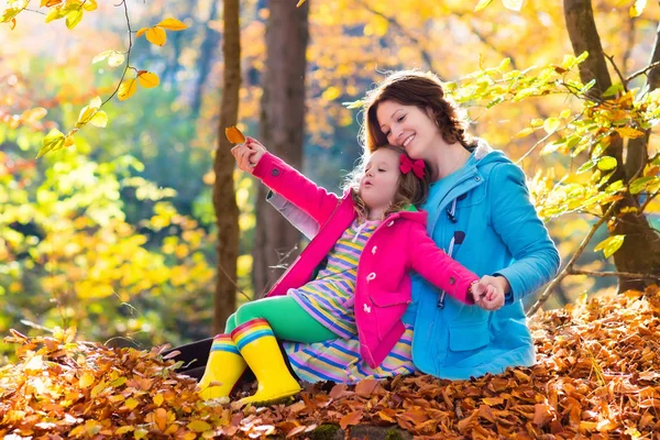 Mãe e criança no parque de outono — Fotografia de Stock