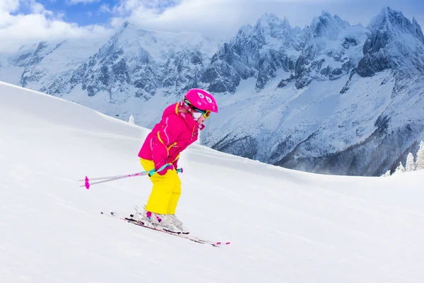 Dziewczynka na nartach w górach — Zdjęcie stockowe