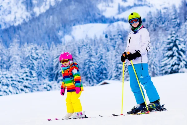 Bambini che sciano in montagna — Foto Stock