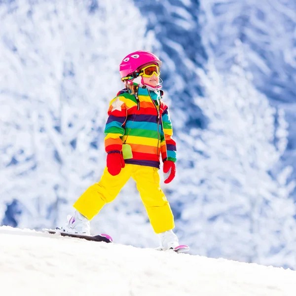 Ragazzina sciare in montagna — Foto Stock