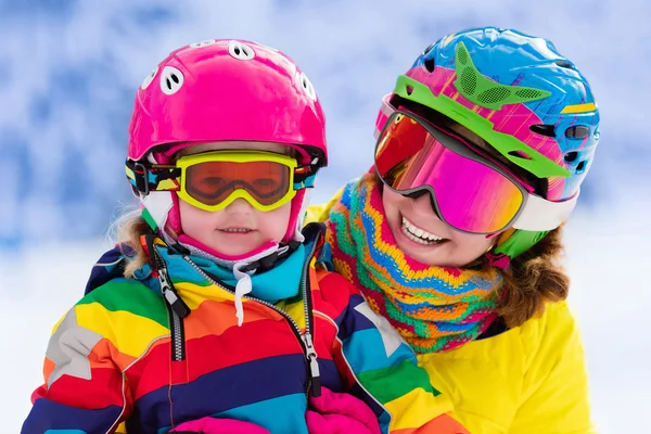 Madre e bambina imparano a sciare — Foto Stock