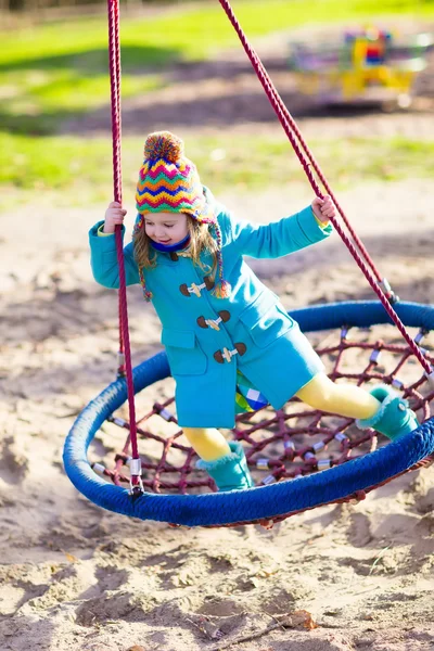 Criança no parque infantil swing — Fotografia de Stock