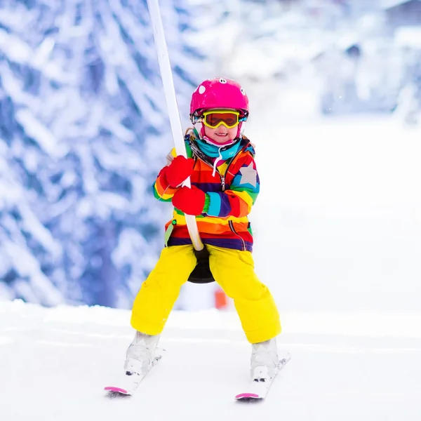 Barn på ski lift — Stockfoto