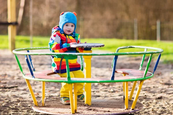 Mały chłopiec na placu zabaw jesienią — Zdjęcie stockowe