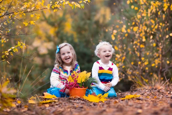 Enfants jouant dans le parc d'automne — Photo