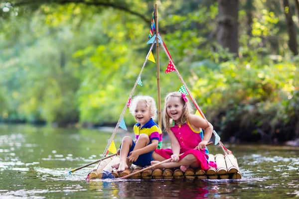 Niños en balsa de madera —  Fotos de Stock