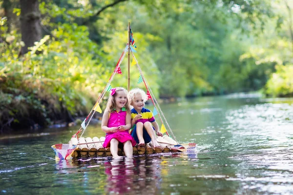 Kinderen op houten vlot — Stockfoto