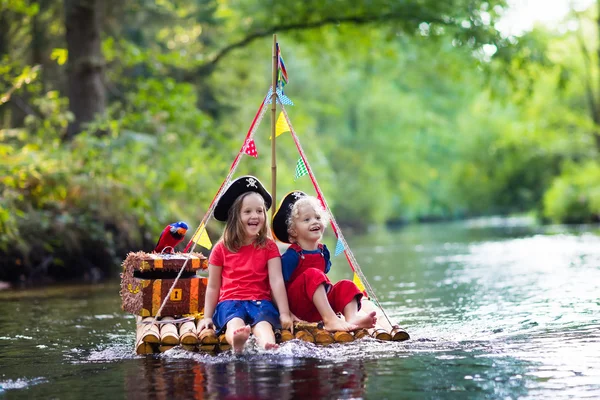 孩子们在木排上玩海盗冒险 — 图库照片