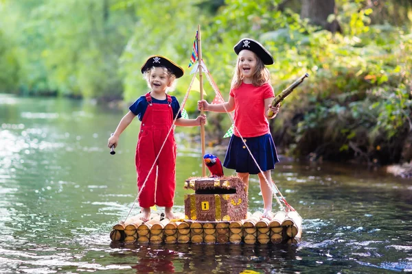 孩子们在木排上玩海盗冒险 — 图库照片