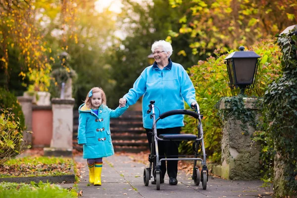 Seniorin mit Rollator genießt Familienbesuch — Stockfoto