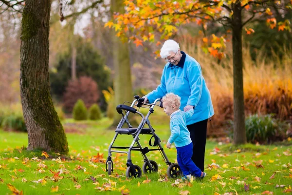 Senior dam med rullator njuter familj besök — Stockfoto