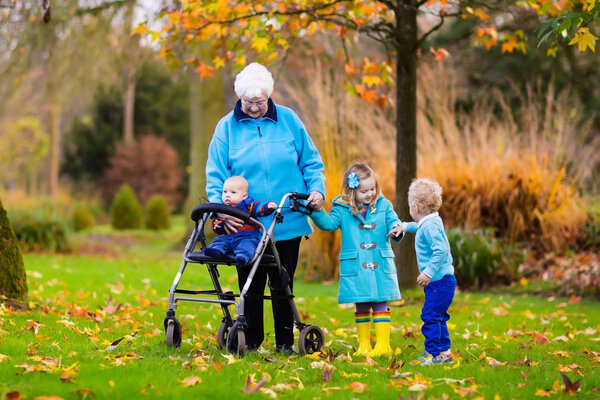 Старшая леди с ходячим наслаждается семейным визитом
