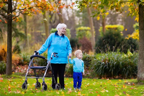 Doamnă în vârstă cu Walker care se bucură de o vizită de familie — Fotografie, imagine de stoc