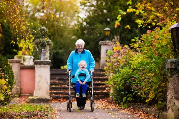 Senior dam med rullator njuter familj besök — Stockfoto