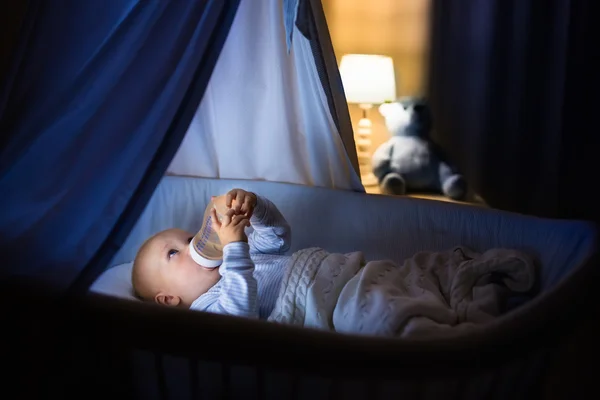 Junge trinkt Milch im Bett — Stockfoto