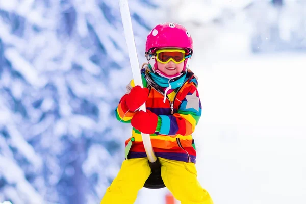 Barn på ski lift — Stockfoto