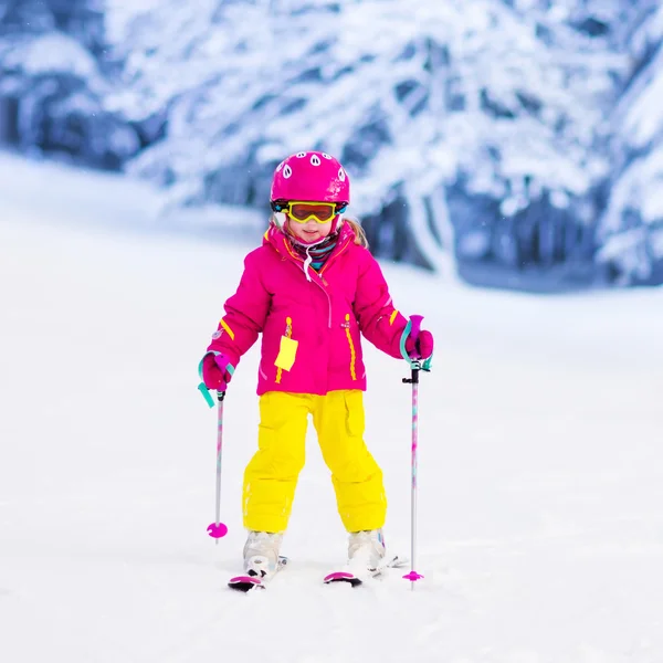 어린 소녀는 산에서 스키 — 스톡 사진