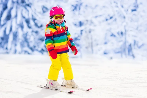 Ragazzina sciare in montagna — Foto Stock