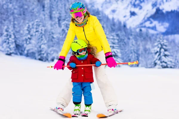 Mère et petit garçon apprennent à skier — Photo