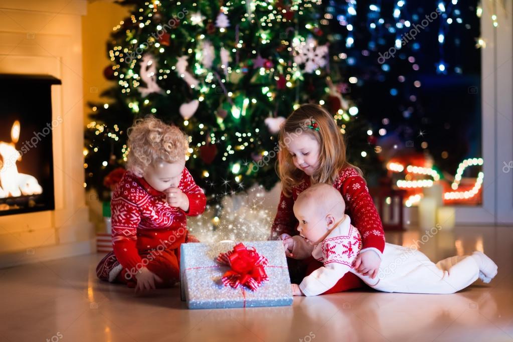 Dos niñas vestidas de navidad con regalos — Foto de stock © FamVeldman