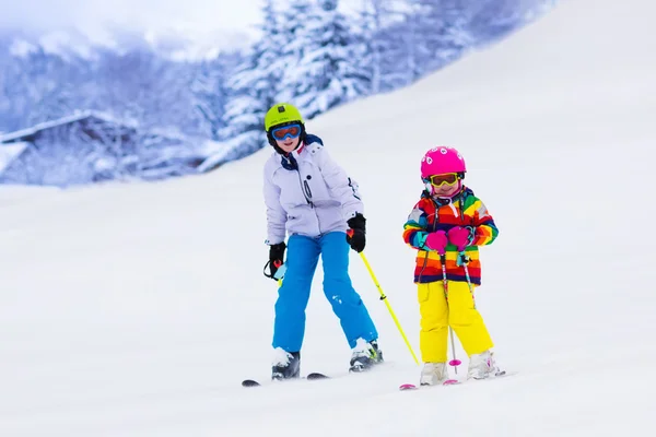 Crianças esquiando nas montanhas — Fotografia de Stock