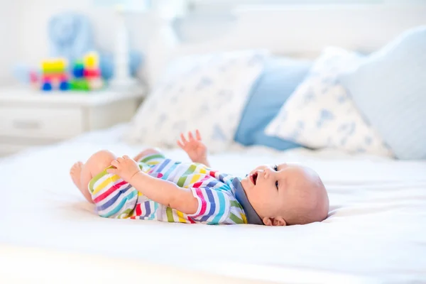 Niño en la cama — Foto de Stock