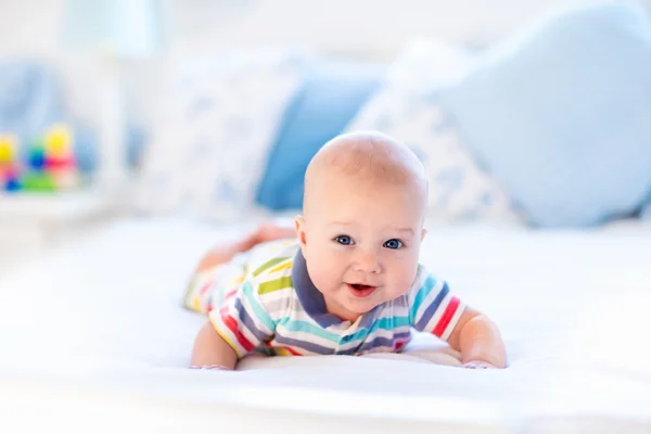 Junge im Bett — Stockfoto