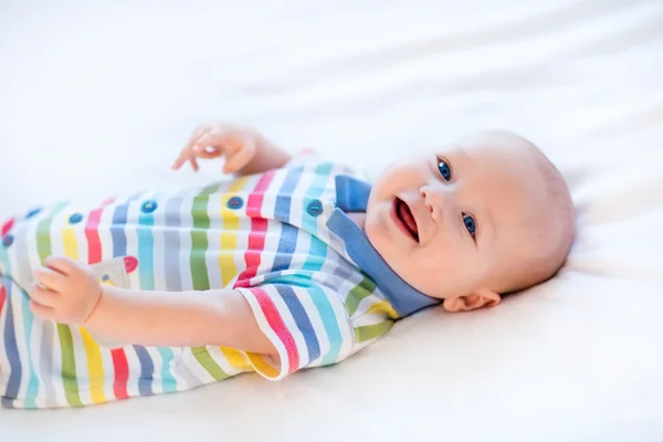 Малыш в постели — стоковое фото
