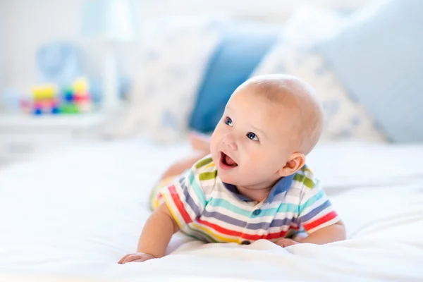 Junge im Bett — Stockfoto