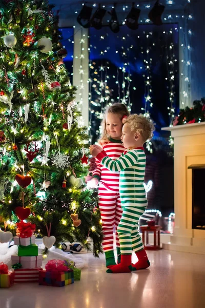 Kinderen versieren kerstboom — Stockfoto