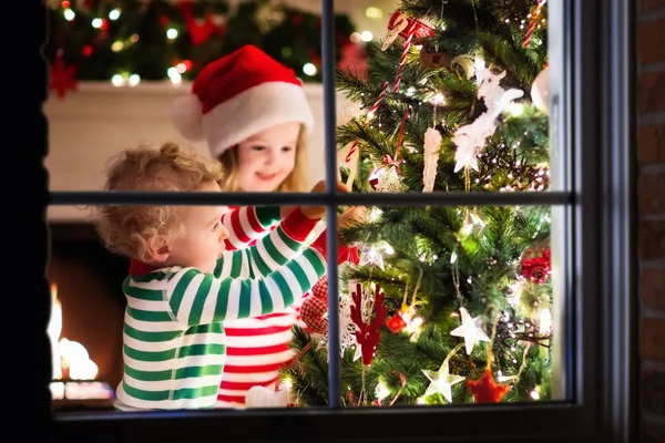 Niños decorando árbol de Navidad — Foto de Stock