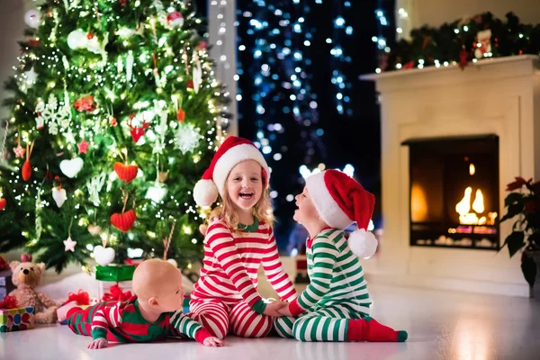 Bambini che decorano l'albero di Natale — Foto Stock