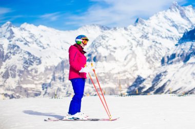 Genç kadın dağlarda Kayak.