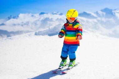 Küçük çocuk dağda Kayak