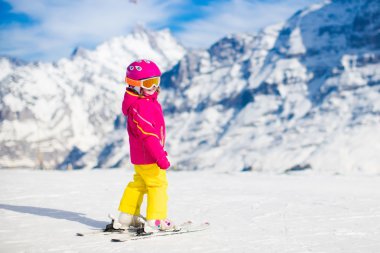 Küçük çocuk dağda Kayak