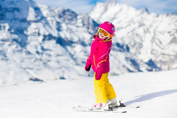 Klein kind skiën in de bergen — Stockfoto