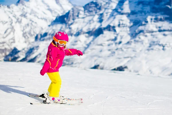 Bambino sciare in montagna — Foto Stock